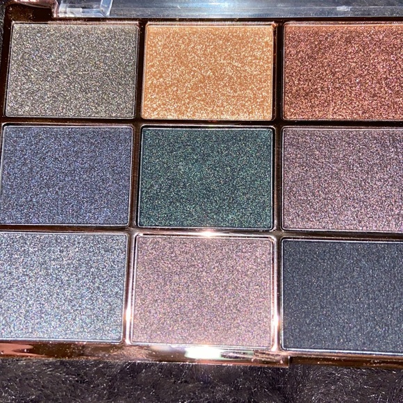 COPY - Revolution 15 pan eyeshadow palette called Foil-Frenzy Hybrid - Picture 3 of 4